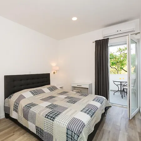 Rooms & Apartments Bruno Guest house 3*