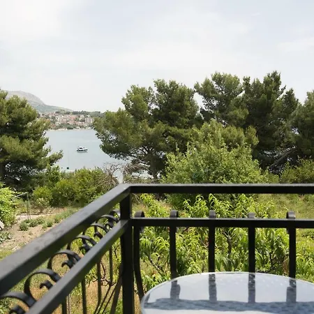 Rooms & Apartments Bruno Guest house 3*